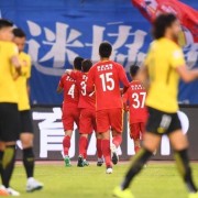  曼联争议红牌引热议，B费染红离场球队惨遭绝杀  